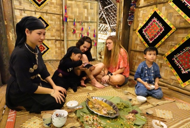Du khách nước ngoài thưởng thức bữa trưa cùng 1 gia đình Tày tại nhà Thuốc.