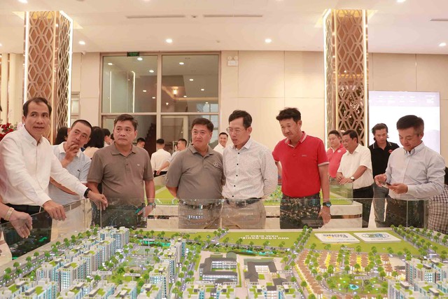 Các nhà đầu tư tham quan, tìm hiểu cơ hội hợp tác đầu tư tại khu công nghiệp Hàm Kiệm II. Ảnh: Trọng Tín.