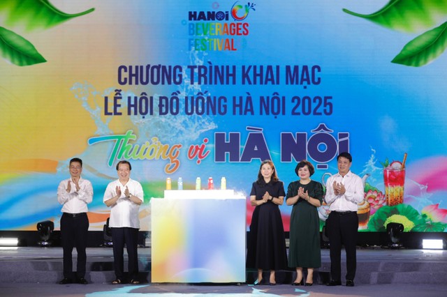 Các đại biểu thực hiện nghi thức Khai mạc Lễ hội Đồ uống Hà Nội 2025.