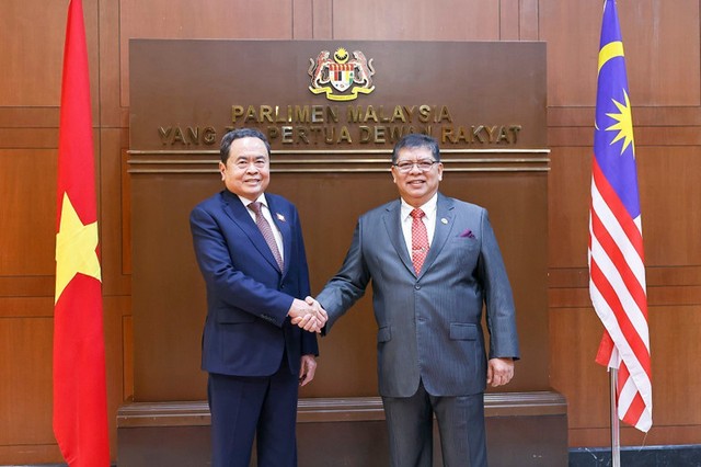 Chủ tịch Hạ viện Malaysia TanSri Dato' Johari bin Abdul đón Chủ tịch Quốc hội Trần Thanh Mẫn. Ảnh: Doãn Tấn. Chủ tịch Hạ viện Malaysia TanSri Dato' Johari bin Abdul đón Chủ tịch Quốc hội Trần Thanh Mẫn. Ảnh: Doãn Tấn.