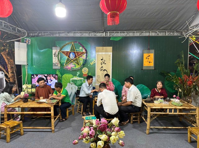 Các gian hàng thu hút người dân và du khách.