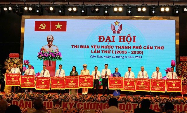 Lãnh đạo TP. Cần Thơ trao Cờ thi đua cho 11 tập thể đã có thành tích tiêu biểu xuất sắc trong phong trào thi đua yêu nước của Thành phố giai đoạn 2020 - 2025. Ảnh: Phạm Trung