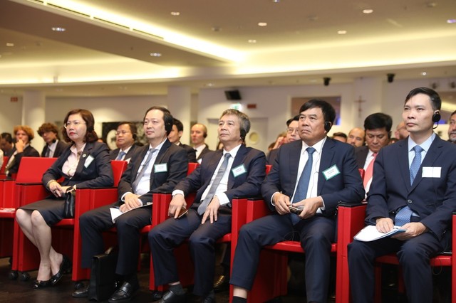 Tham dự diễn đàn, về phía Việt Nam còn có sự tham dự của Chủ tịch Ủy ban Chứng khoán Nhà nước Vũ Thị Chân Phương, Cục trưởng Cục Thuế Mai Xuân Thành, Cục trưởng Cục Hải quan Nguyễn Văn Thọ, Giám đốc Kho bạc Nhà nước Trần Quân, Cục trưởng Cục Quản lý nợ và Kinh tế đối ngoại Nguyễn Quốc Phương, Phó cục trưởng phụ trách Cục Đầu tư nước ngoài… và đại diện lãnh đạo các đơn vị thuộc Bộ Tài chính, Ủy ban Chứng khoán Nhà nước, Đại sứ quán Việt Nam tại Italia. Ảnh: Duy Thái Tham dự diễn đàn, về phía Việt Nam còn có sự tham dự của Chủ tịch Ủy ban Chứng khoán Nhà nước Vũ Thị Chân Phương, Cục trưởng Cục Thuế Mai Xuân Thành, Cục trưởng Cục Hải quan Nguyễn Văn Thọ, Giám đốc Kho bạc Nhà nước Trần Quân, Cục trưởng Cục Quản lý nợ và Kinh tế đối ngoại Nguyễn Quốc Phương, Phó cục trưởng phụ trách Cục Đầu tư nước ngoài… và đại diện lãnh đạo các đơn vị thuộc Bộ Tài chính, Ủy ban Chứng khoán Nhà nước, Đại sứ quán Việt Nam tại Italia. Ảnh: Duy Thái