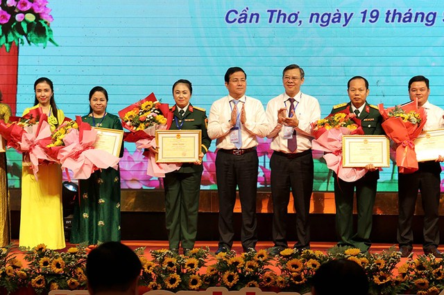 Lãnh đạo TP. Cần Thơ trao Bằng khen cho các cá nhân đã có thành tích tiêu biểu xuất sắc trong phong trào thi đua yêu nước của Thành phố giai đoạn 2020 - 2025. Ảnh: Phạm Trung