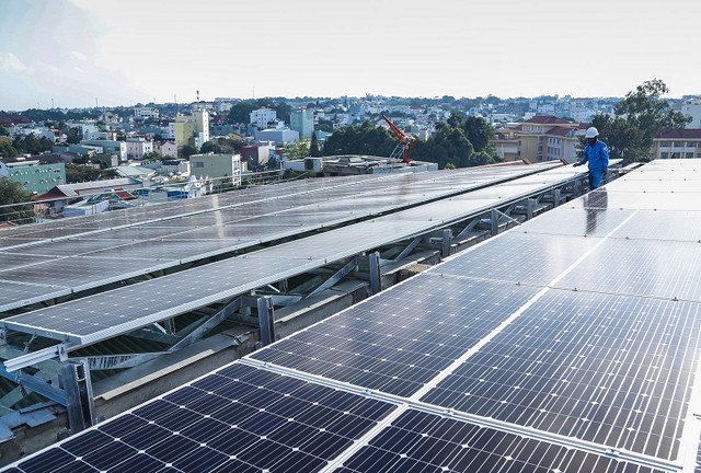 Điện mặt trời mái nhà cũng được nhiều công sở và nhà dân lắp đặt.