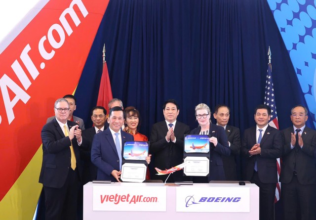 Tổng giám đốc Vietjet Đinh Việt Phương (trái) và Chủ tịch kiêm Tổng giám đốc Boeing Commercial Airplanes Stephanie Pope (phải) ký kết bàn giao máy bay 737-8 đầu tiên Tổng giám đốc Vietjet Đinh Việt Phương (trái) và Chủ tịch kiêm Tổng giám đốc Boeing Commercial Airplanes Stephanie Pope (phải) ký kết bàn giao máy bay 737-8 đầu tiên