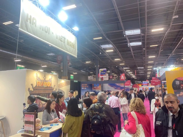Tại IFTM Top Resa 2025, Hà Nội giới thiệu không gian quảng bá rộng 40 m² với chủ đề “Hà Nội - Đến để yêu” (Hanoi - Venir pour aimer). Ảnh: Hữu Việt. Tại IFTM Top Resa 2025, Hà Nội giới thiệu không gian quảng bá rộng 40 m² với chủ đề “Hà Nội - Đến để yêu” (Hanoi - Venir pour aimer). Ảnh: Hữu Việt.