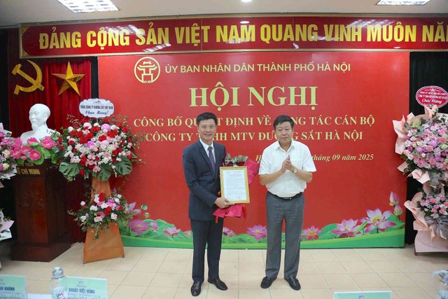 Phó chủ tịch UBND Thành phố Hà Nội Dương Đức Tuấn trao quyết định bổ nhiệm cho tân Tổng giám đốc Hà Nội Metro Lê Bằng An. Ảnh: Tuấn Lương