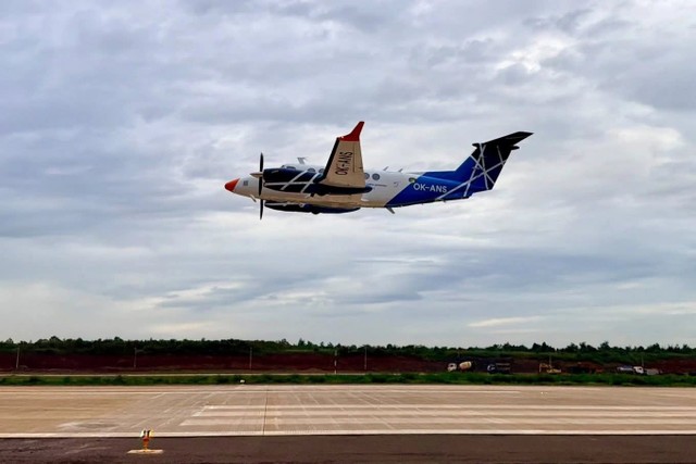 Máy bay Beechcraft KingAir 300 series tiếp cận đường băng số 1 của Sân bay Long Thành