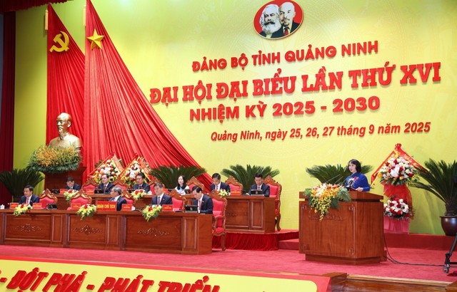 Bà Trịnh Thị Minh Thanh, Phó bí thư Thường trực Tỉnh uỷ, Chủ tịch HĐND tỉnh Quảng Ninh trình bày Báo cáo chính trị của Ban Chấp hành Đảng bộ tỉnh khóa XV tại Đại hội.