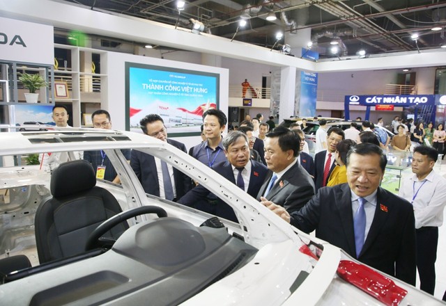 Sản phẩm thuộc lĩnh vực công nghiệp, chế biến của doanh nghiệp trên địa bàn tỉnh Quảng Ninh được trưng bày tại Triển lãm. Ảnh: QMG