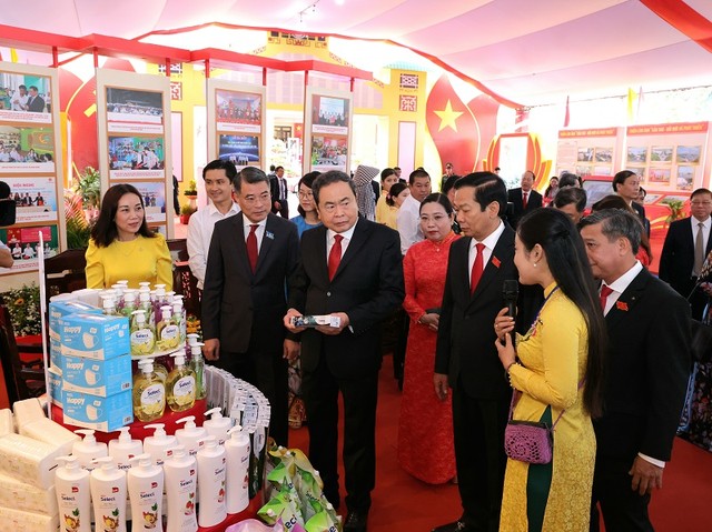 Chủ tịch Quốc hội Trần Thanh Mẫn tham quan gian hàng trưng bày, triển lãm thành tựu TP. Cần Thơ nhiệm kỳ 2021-2025.