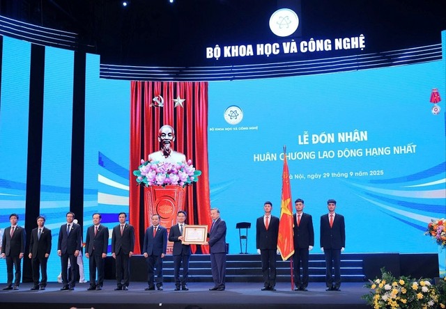Thay mặt lãnh đạo Đảng, Nhà nước, Tổng Bí thư Tô Lâm trao Huân chương Lao động hạng Nhất tặng Bộ KH&CN. Ảnh: Bộ KHCN Thay mặt lãnh đạo Đảng, Nhà nước, Tổng Bí thư Tô Lâm trao Huân chương Lao động hạng Nhất tặng Bộ KH&CN. Ảnh: Bộ KHCN