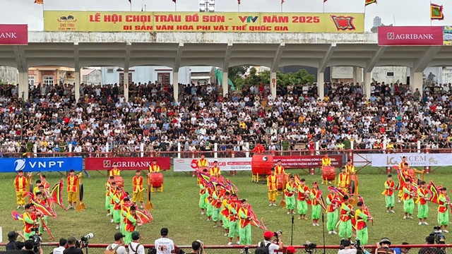 Màn tấu trống khai hội của các chàng trai miền biển Đồ Sơn. Ảnh: Quỳnh Nga Màn tấu trống khai hội của các chàng trai miền biển Đồ Sơn. Ảnh: Quỳnh Nga