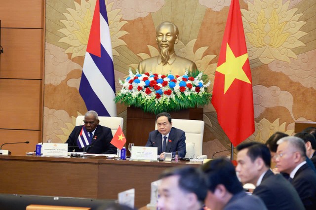 Chủ tịch Quốc hội Trần Thanh Mẫn tin tưởng, với sự chuẩn bị kỹ lưỡng, chu đáo của hai Quốc hội, các cơ quan của Quốc hội hai nước, sự tham gia tích cực và thảo luận sôi nổi của các đại biểu hai nước, Phiên họp sẽ thành công tốt đẹp. Chủ tịch Quốc hội Trần Thanh Mẫn tin tưởng, với sự chuẩn bị kỹ lưỡng, chu đáo của hai Quốc hội, các cơ quan của Quốc hội hai nước, sự tham gia tích cực và thảo luận sôi nổi của các đại biểu hai nước, Phiên họp sẽ thành công tốt đẹp.