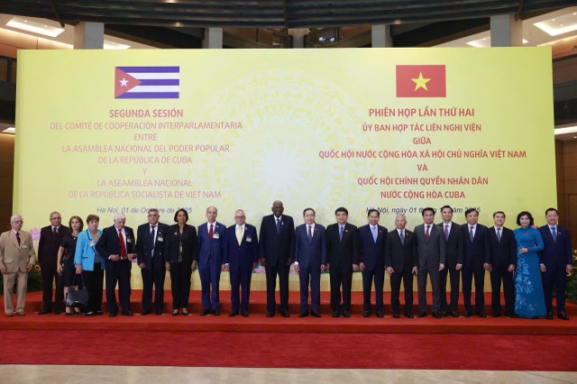 Các đại biểu chụp ảnh lưu niệm. Các đại biểu chụp ảnh lưu niệm.