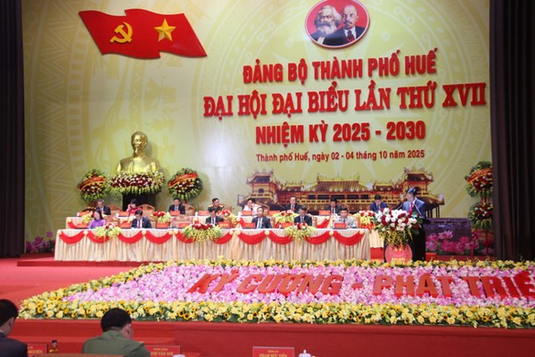 Đại hội nghe báo cáo chính trị do Chủ tịch UBND Thành phố Nguyễn Văn Phương trình bày. Đại hội nghe báo cáo chính trị do Chủ tịch UBND Thành phố Nguyễn Văn Phương trình bày.