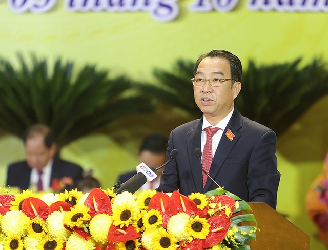 Chủ tịch UBND tỉnh Vĩnh Long Lữ Quang Ngời đọc báo cáo chính trị (tóm tắt) của Ban Chấp hành Đảng bộ tỉnh, nhiệm kỳ 2020 - 2025 và phương hướng, mục tiêu, chỉ tiêu, nhiệm vụ, giải pháp nhiệm kỳ 2025 - 2030. Chủ tịch UBND tỉnh Vĩnh Long Lữ Quang Ngời đọc báo cáo chính trị (tóm tắt) của Ban Chấp hành Đảng bộ tỉnh, nhiệm kỳ 2020 - 2025 và phương hướng, mục tiêu, chỉ tiêu, nhiệm vụ, giải pháp nhiệm kỳ 2025 - 2030.