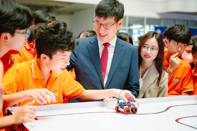 Cùng với những đóng góp không nhỏ cho nền kinh tế, Samsung cũng đã rất nỗ lực trong chuyển giao công nghệ, đào tạo nhân tài công nghệ cho Việt Nam