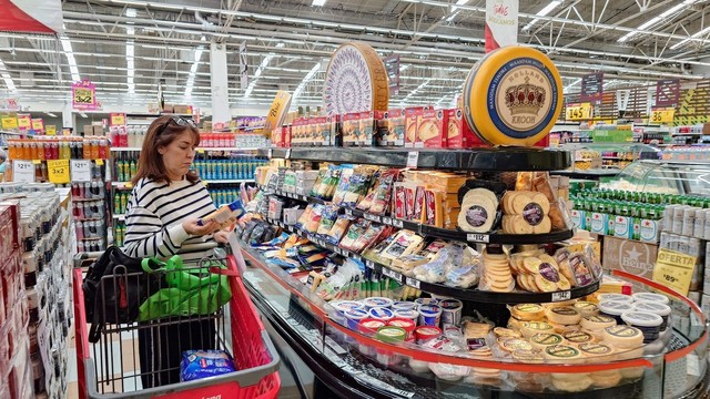 Người dân mua hàng thực phẩm trong siêu thị Walmart. Ảnh: Phi Hùng - PV TTXVN tại Mexico