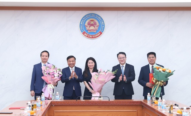 Thứ trưởng Bộ Tài chính Trần Quốc Phương và Thứ trưởng Bộ Xây dựng Nguyễn Danh Huy chúc mừng các đồng chí được bổ nhiệm. Thứ trưởng Bộ Tài chính Trần Quốc Phương và Thứ trưởng Bộ Xây dựng Nguyễn Danh Huy chúc mừng các đồng chí được bổ nhiệm.