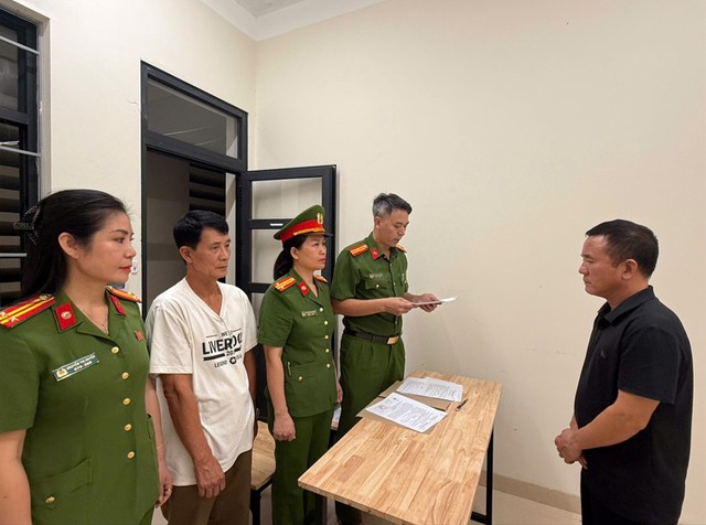 Cơ quan điều tra tống đạt các quyết định với bị can Bùi Đình Chung (áo đen), nguyên Giám đốc Công ty Đông Dương 3.