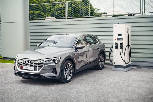 Trụ sạc được xây dựng trong khuôn viên showroom Audi Tân Bình.