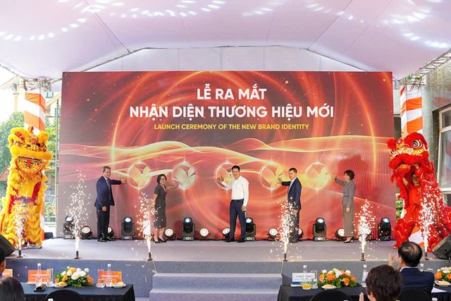 Đại diện lãnh đạo Cục Quản lý Giám sát TCTD, lãnh đạo VPBank và GPBank tại buổi lễ công bố nhận diện thương hiệu mới của GPBank Đại diện lãnh đạo Cục Quản lý Giám sát TCTD, lãnh đạo VPBank và GPBank tại buổi lễ công bố nhận diện thương hiệu mới của GPBank