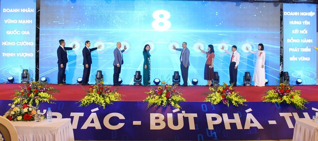 Đại biểu thực hiện nghi thức khai mạc Hội nghị xúc tiến thương mại năm 2025.