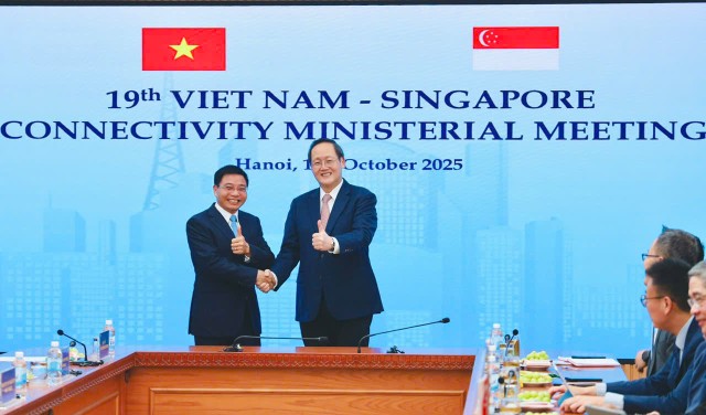 Ông Nguyễn Văn Thắng - Bộ trưởng Bộ Tài chính Việt Nam và ông Tan See Leng - Bộ trưởng Bộ Nhân lực kiêm Bộ trưởng phụ trách Bộ Công thương Singapore đồng chủ trì CMM 19. Ảnh: Mạnh Tuấn.