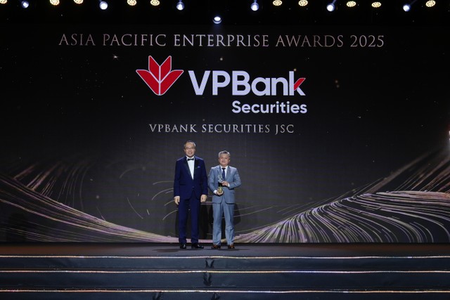 Đại diện VPBankS nhận giải tại Asia Pacific Enterprise Awards (APEA)