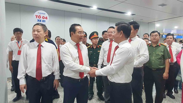 Ông Nguyễn Văn Được, Chủ tịch UBND TP.HCM cùng đoàn đại biểu tại nhà ga ngầm Bến Thành.