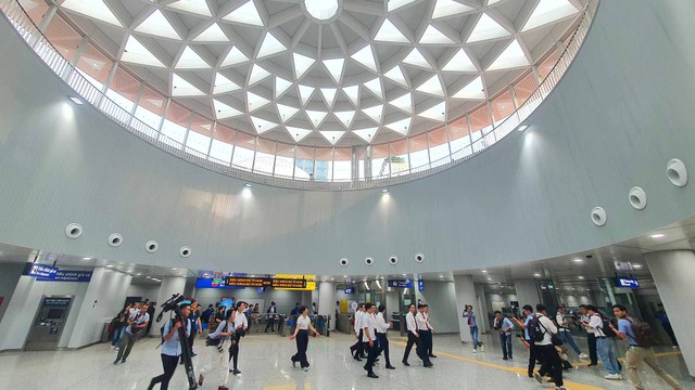 Đoàn đại biểu Đảng bộ TP.HCM nghe giới thiệu về tuyến Metro số 1 tại ga Bến Thành – công trình biểu tượng cho đô thị hiện đại.