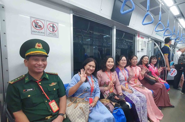 Đại biểu Đảng bộ TP.HCM đã đến ga Bến Thành, trực tiếp trải nghiệm tuyến Metro số 1 (Bến Thành – Suối Tiên). Đây là một trong những công trình trọng điểm thể hiện quyết tâm của Thành phố trong phát triển hạ tầng giao thông theo hướng hiện đại, xanh và bền vững.