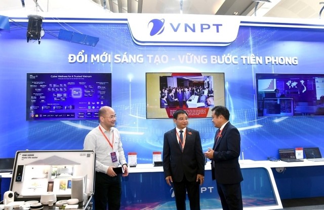 Bí thư Đảng ủy, Bộ trưởng Bộ Tài chính Nguyễn Văn Thắng thăm gian hàng của Tập đoàn Bưu chính Viễn thông Việt Nam (VNPT) và trao đổi với Tổng giám đốc Tập đoàn VNPT Huỳnh Quang Liêm.