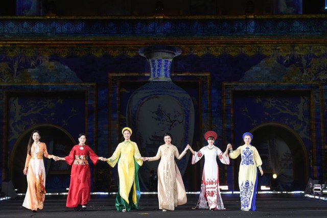 Chương trình "Bước chân di sản" trong khuôn khổ lễ hội. Ảnh: N.A. Chương trình "Bước chân di sản" trong khuôn khổ lễ hội. Ảnh: N.A.