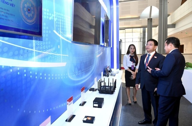 Bộ trưởng Nguyễn Văn Thắng nghe lãnh đạo VNPT chia sẻ về các giải pháp công nghệ mới.