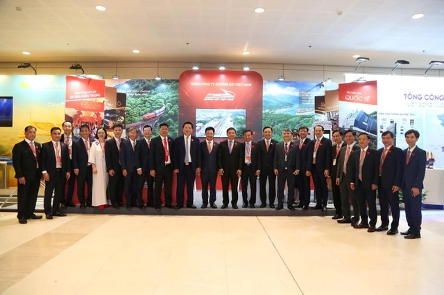 Bí thư Đảng ủy, Bộ trưởng Bộ Tài chính Nguyễn Văn Thắng chụp ảnh lưu niệm tại không gian triển lãm của Tổng công ty Đường sắt Việt Nam.