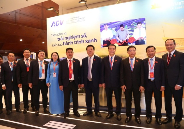 Bí thư Đảng ủy, Bộ trưởng Bộ Tài chính Nguyễn Văn Thắng tại gian hàng của Tổng công ty Cảng hàng không Việt Nam.