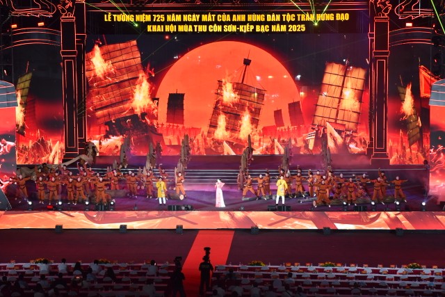 Không gian lễ hội Côn Sơn - Kiếp Bạc rực sáng trong đêm khai hội mùa thu năm 2025.