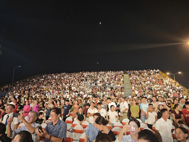 Đông đảo đại biểu, người dân và du khách tham dự lễ khai hội tối 12/10.