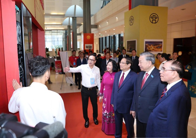 Tổng Bí thư Tô Lâm cùng các đại biểu tham quan không gian triển lãm tại Đại hội.