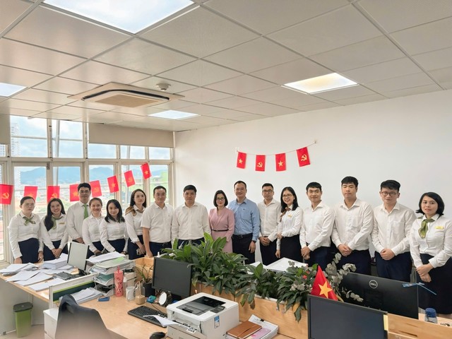 Đại diện Vietcombank, ông Hồng Quang - Thành viên HĐQT, Chủ tịch Công đoàn Vietcombank (thứ 8 từ trái sang) đến thăm và động viên cán bộ, người lao động Vietcombank Thái Nguyên Đại diện Vietcombank, ông Hồng Quang - Thành viên HĐQT, Chủ tịch Công đoàn Vietcombank (thứ 8 từ trái sang) đến thăm và động viên cán bộ, người lao động Vietcombank Thái Nguyên