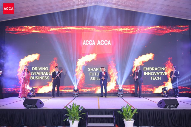 Nghi thức truyền lửa - biểu tượng cho sự tiếp nối và phát triển không ngừng của cộng đồng ACCA tại Việt Nam. Ảnh: ACCA Việt Nam