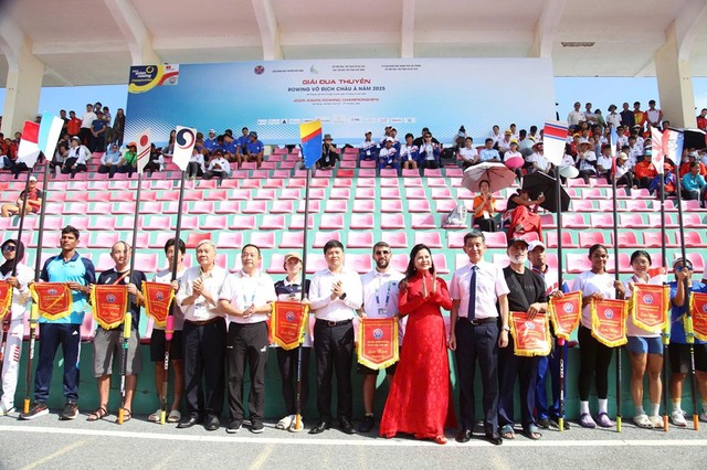 Ban tổ chức trao cờ lưu niệm cho các đội thi.