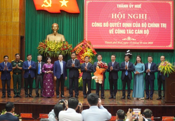 Ban Thường vụ Thành uỷ Huế tặng hoa chúc mừng Tân Bí thư Thành uỷ Nguyễn Đình Trung Ban Thường vụ Thành uỷ Huế tặng hoa chúc mừng Tân Bí thư Thành uỷ Nguyễn Đình Trung