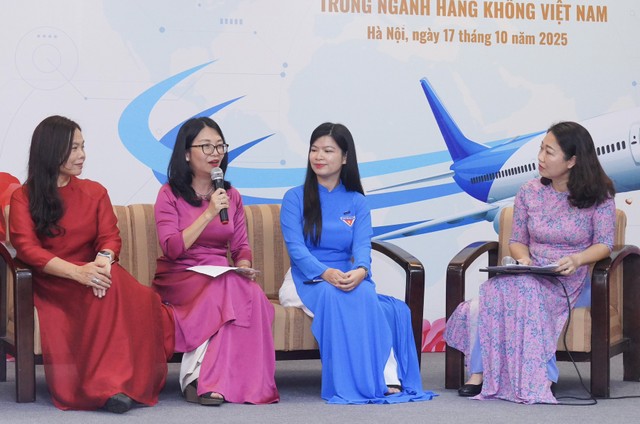 Giám đốc Nguồn vốn Vietjet Trần Kim Anh (áo dài hồng) phát biểu tại toạ đàm