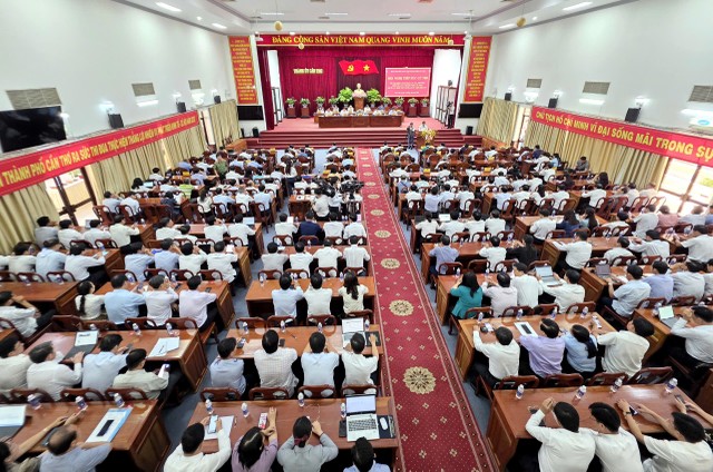 Toàn cảnh buổi tiếp xúc cử tri.