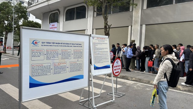 Tại điểm thu hồ sơ, các cán bộ liên tục nhắc nhở người dân tìm hiểu kỹ về quy trình nộp và các giấy tờ theo yêu cầu. Tại điểm thu hồ sơ, các cán bộ liên tục nhắc nhở người dân tìm hiểu kỹ về quy trình nộp và các giấy tờ theo yêu cầu.