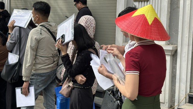 Ban đầu, chủ đầu tư chỉ thu 20 hồ sơ vào buổi sáng. Tuy nhiên, trước cảnh người người dân xếp hàng giữa trưa nắng, Tổng công ty đã quyết định tăng lượng hồ sơ xử lý lên 50 bộ. Ban đầu, chủ đầu tư chỉ thu 20 hồ sơ vào buổi sáng. Tuy nhiên, trước cảnh người người dân xếp hàng giữa trưa nắng, Tổng công ty đã quyết định tăng lượng hồ sơ xử lý lên 50 bộ.